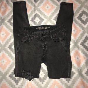 BLACK AMERICAN EAGLE RIPPED SKINNY JEANS